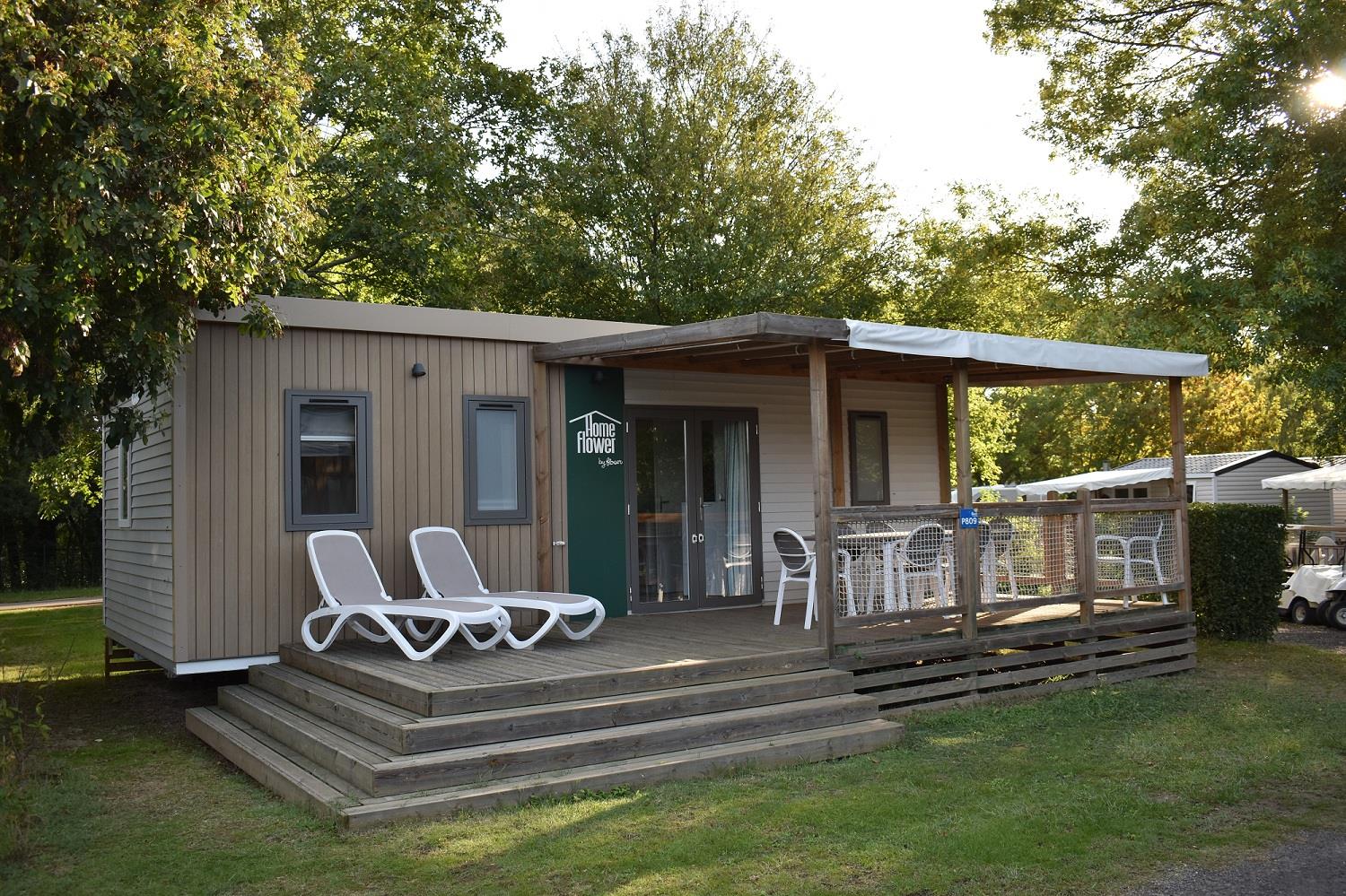 Homeflower Premium 30,5m² (3 kamers) + AIR CONDITIONING + halfoverdekt terras + TV + lakens + doeken
